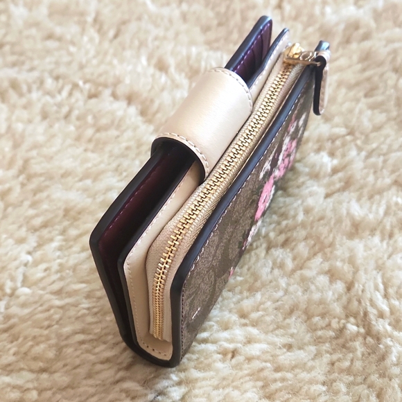 Beautiful NWOT Coach Signature Brown Evergreen Floral Bi-Fold Wallet  🩷🤎🎁🌸🤍 - Picture 5 of 16